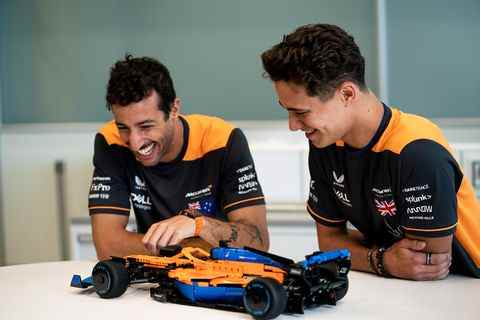 les pilotes de formule 1 daniel ricciardo et lando norris jouent avec la voiture lego technic mclaren f1