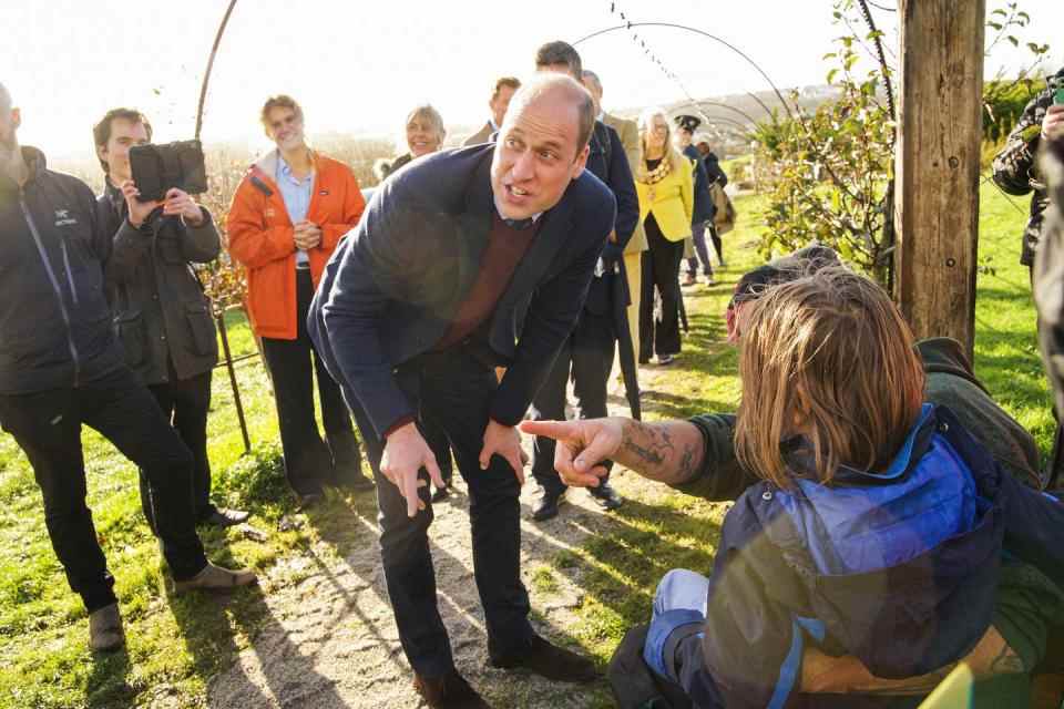 newquay, cornouailles 24 novembre le prince william, prince de galles et duc de cornouailles, visite le verger de newquay lors de sa première visite officielle à cornouailles le 24 novembre 2022 à newquay, cornouailles le verger de newquay est un espace vert urbain de sept acres situé sur le duché de cornouailles terrain, adjacent à nansledan, qui offre une éducation environnementale, une formation à l'employabilité et des événements communautaires photo de hugh hastingsgetty images