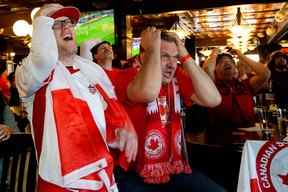 Les fans de football regardent la première moitié du match de la Coupe du monde entre le Canada et la Belgique au Pint Whyte à Edmonton le mercredi.  23 novembre 2022.