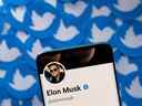 Le profil Twitter Inc. d'Elon Musk sur un smartphone.