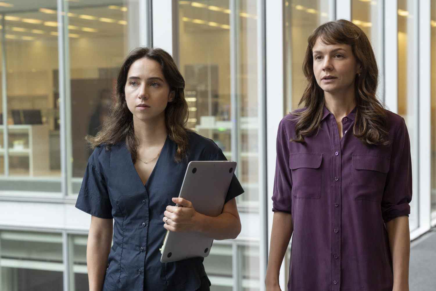 (de gauche à droite) Jodi Kantor (Zoe Kazan) et Megan Twohey (Carey Mulligan) dans She Said, réalisé par Maria Schrader.