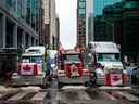 Des camions bloquent une rue à Ottawa le 6 février.