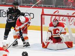 Le gardien de but des Flames de Calgary Jacob Markstrom effectue un arrêt contre les Capitals de Washington au Capital One Arena de Washington le vendredi 25 novembre 2022.