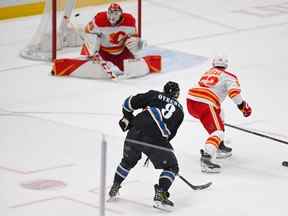 L'attaquant des Capitals de Washington Alex Ovechkin marque contre le gardien des Flames de Calgary Jacob Markstrom au Capital One Arena de Washington le vendredi 25 novembre 2022.