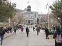 Le campus de l'Université McGill est vu le mardi 14 novembre 2017, à Montréal.  Un juge de la Cour supérieure du Québec a ordonné l'arrêt temporaire des travaux d'excavation sur un important projet de l'Université McGill après qu'un groupe autochtone ait soulevé des inquiétudes concernant d'éventuelles tombes non marquées.