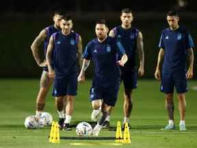 Lionel Messi d'Argentine s'exécute avec le ballon lors d'une séance d'entraînement.