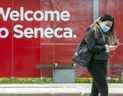 Un piéton portant un masque marche sur le campus du Seneca College à Toronto, le 5 mai 2021. Actuellement, le collège exige que tous les étudiants qui accèdent au campus soient entièrement vaccinés contre la COVID-19.