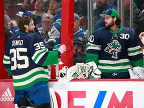 Thatcher Demko des Canucks de Vancouver s'entretient avec son coéquipier Spencer Martin lors de leur match dans la LNH contre les Devils du New Jersey au Rogers Arena le 1er novembre 2022.