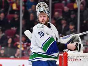 Le gardien Thatcher Demko des Canucks de Vancouver ajuste son équipement lors de la deuxième période contre les Canadiens de Montréal au Centre Bell le 9 novembre 2022. Les Canadiens de Montréal ont battu les Canucks de Vancouver 5-2.