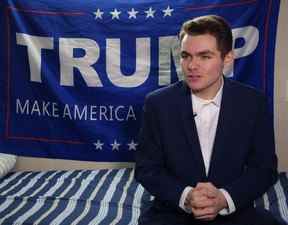 Dans cette photo d'archive prise le 9 mai 2017, l'étudiant conservateur et partisan de Donald Trump, Nick Fuentes, répond à une question lors d'un entretien avec l'Agence France-Presse à Boston, Mass.