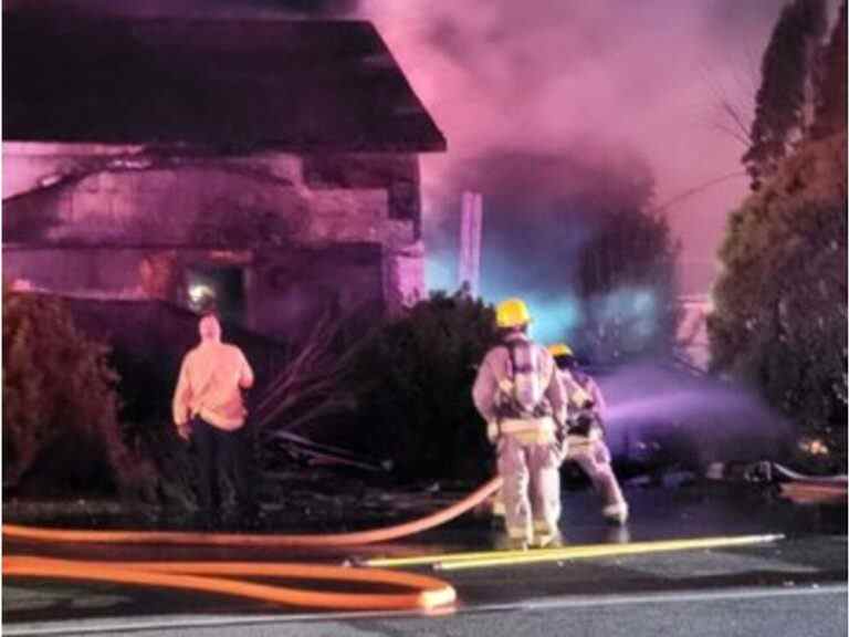 Un véhicule percute une maison, provoquant un incendie à Portland, en Ontario.