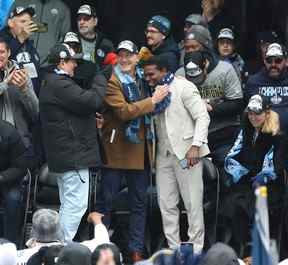 Le directeur général des Argonauts de Toronto, Michael (Pinball) Clemons, est étreint par le président de l'équipe, Bill Manning, alors que les Argos montent sur la scène principale au Maple Leaf Square pour un rassemblement de la victoire pour célébrer leur championnat de la Coupe Grey, le jeudi 24 novembre 2022. JACK BOLAND/TORONTO SOLEIL