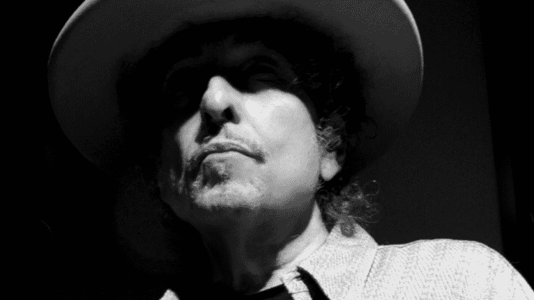 Bob Dylan dit qu'il "regrette" une "erreur de jugement" dans la vente d'œuvres d'art et de livres signés à la machine : "Je veux le rectifier immédiatement"
	
	
