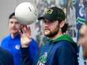 VANCOUVER, CANADA - 18 NOVEMBRE : Thatcher Demko # 35 des Canucks de Vancouver fait tourner un ballon de football avant leur match de la LNH contre les Kings de Los Angeles au Rogers Arena le 18 novembre 2022 à Vancouver, Colombie-Britannique, Canada.