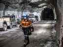 Un travailleur traverse un tunnel vers des ascenseurs à la suite d'un changement dans le projet d'exploitation minière souterraine de la mine de cuivre-or Oyu Tolgoi à Khanbogd, dans le désert du sud de Gobi, en Mongolie.