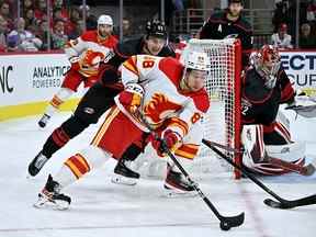 Andrew Mangiapane # 88 des Flames de Calgary déplace la rondelle contre Martin Necas # 88 des Hurricanes de la Caroline lors de la deuxième période de leur match au PNC Arena le 26 novembre 2022 à Raleigh, en Caroline du Nord.