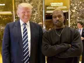 Dans cette photo d'archive du 13 décembre 2016, le président élu Donald Trump et Kanye West posent pour une photo dans le hall de la Trump Tower à New York.