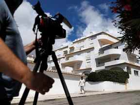 Un cameraman filme l'appartement où Madeleine McCann, trois ans, a disparu en 2007, à Praia da Luz, au Portugal, le 4 juin 2020.