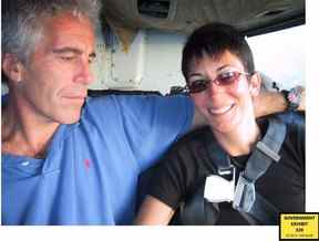 Une photo non datée de Jeffrey Epstein et Ghislaine Maxwell qui a été déposée en preuve par le bureau du procureur américain le 7 décembre 2021 lors du procès de Ghislaine Maxwell à New York.