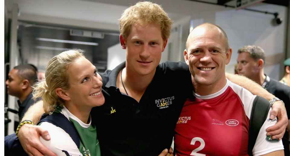 Zara Tindall sourit à son cousin le prince Harry alors qu'ils posent pour une photo avec Mike Tindall.  (Getty Images)