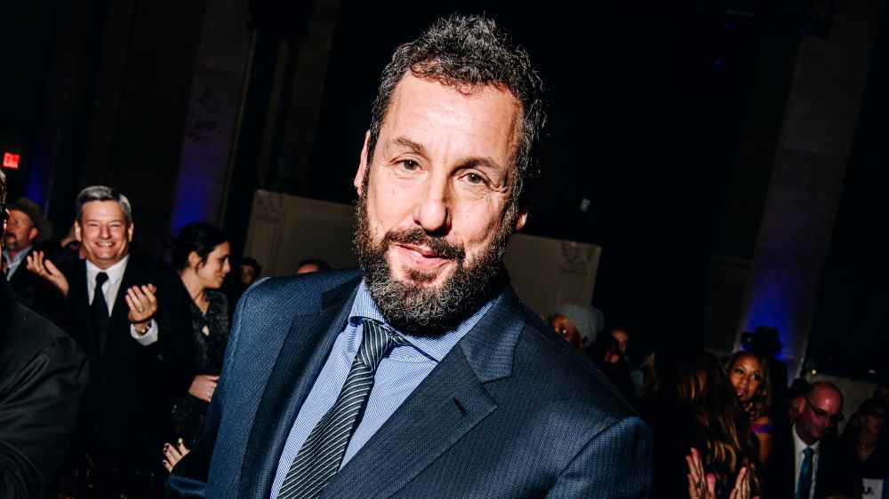 Adam Sandler taquine qu'il n'aura pas l'air si beau dans le prochain film des frères Safdie : 