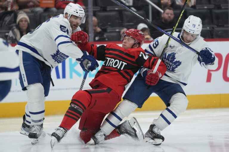 Murray arrive gros, Marner obtient un autre point alors que les Maple Leafs plafonnent avec victoire