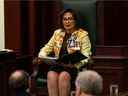 La lieutenante-gouverneure d'Albera Salma Lakhani lit le discours du Trône à l'ouverture de la troisième session de la 30e législature de la province à Edmonton, le mardi 22 février 2022. 