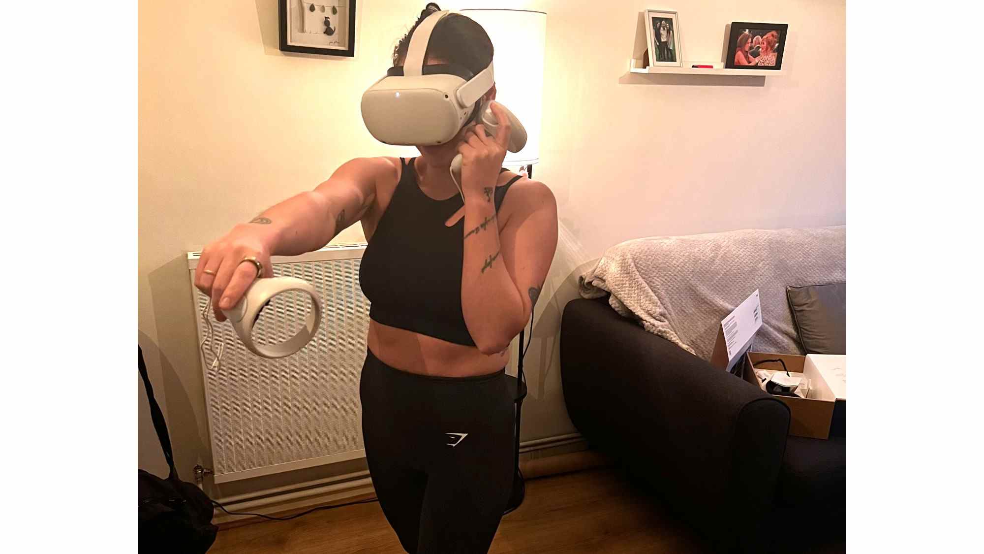 Image de l'écrivain Sam Hopes utilisant Liteboxer V2 pour Oculus Quest 2 : en position de boxe orthodoxe, frappant avec la main droite