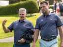 L'ancien joueur des Canadiens de Montréal Chris Nilan, à gauche, et Stéphane Richer lors du tournoi de golf caritatif annuel de l'équipe à Laval-sur-le-Lac le 9 septembre 2019. 