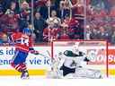 Le capitaine des Canadiens de Montréal, Nick Suzuki, marque devant Connor Ingram, des Coyotes de l'Arizona, sur un tir de pénalité lors du deuxième but à Montréal, le 20 octobre 2022.