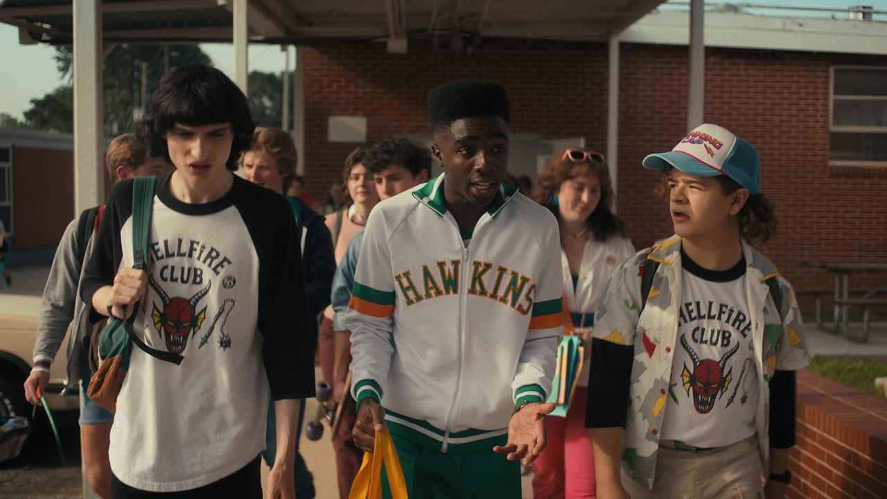 Lucas, Mike et Dustin discutent au lycée dans la saison 4 de Stranger Things