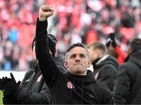 L'entraîneur canadien John Herdman réagit aux fans après une victoire contre la Jamaïque au BMO Field qui a permis de se qualifier pour la Coupe du monde de la FIFA 2022.