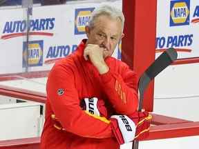 L'entraîneur-chef des Flames de Calgary, Darryl Sutter, remuait les lignes lors de l'entraînement de lundi.