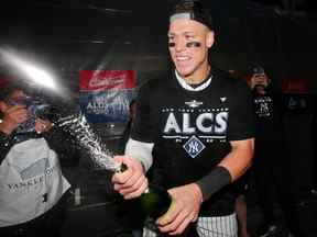 Le voltigeur droit des Yankees de New York, Aaron Judge, célèbre dans le club-house après sa victoire contre les Cleveland Guardians lors du cinquième match de l'ALDS pour les éliminatoires de la MLB 2022 au Yankee Stadium, le 18 octobre 2022.