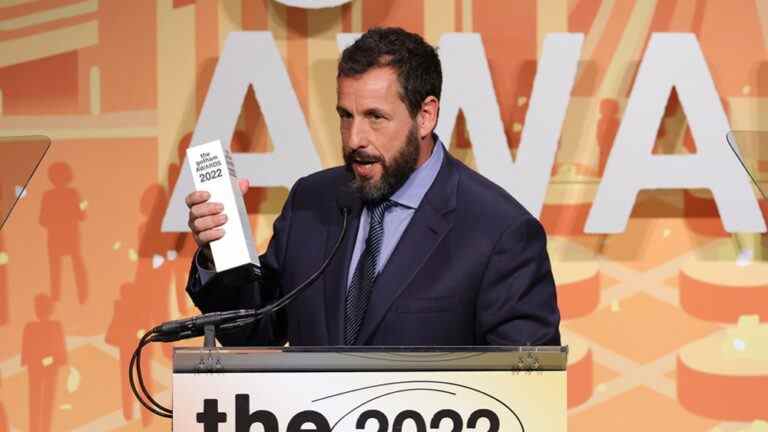 Adam Sandler fait tomber la baraque avec un discours d'acceptation hilarant pour les Gotham Awards : « F— tous les autres comédiens » les plus populaires doivent être lus
	
	
