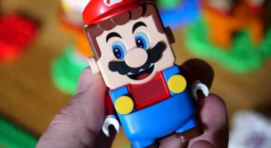 Aléatoire : la construction massive LEGO Mario du fan utilise 14 moteurs pour donner vie au royaume des champignons