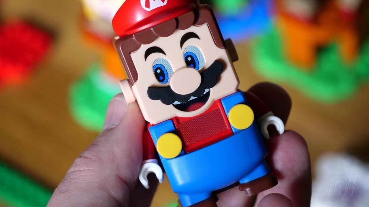 Aléatoire : la construction massive LEGO Mario du fan utilise 14 moteurs pour donner vie au royaume des champignons
