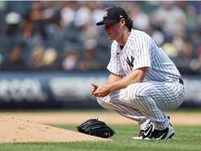 Gerrit Cole des Yankees de New York réagit en lançant lors de la cinquième manche contre les Blue Jays de Toronto au Yankee Stadium le 20 août 2022 dans le quartier du Bronx à New York.