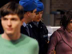 L'étudiante américaine Amanda Knox (à droite) et l'étudiant italien Raffaele Sollecito arrivent pour l'audience de leur procès en appel au palais de justice de Pérouse le 18 décembre 2010. (TIZIANA FABI/AFP via Getty Images)