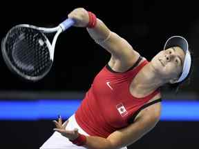 Bianca Andreescu du Canada sert lors d'un match contre Elisabetta Cocciaretto d'Italie, le troisième jour de la finale de la Coupe Billie Jean King à l'Emirates Arena de Glasgow, en Écosse, le jeudi 10 novembre 2022. LA PRESSE CANADIENNE/AP/Kin Cheung