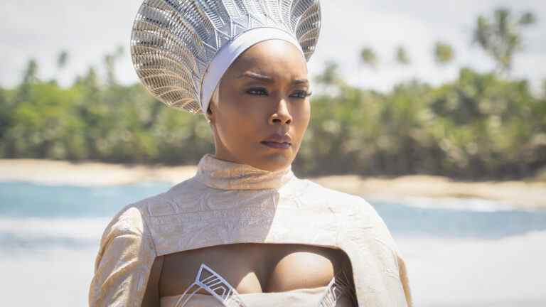 Angela Bassett a canalisé ses propres sentiments à travers la reine Ramonda pour Black Panther: Wakanda Forever
