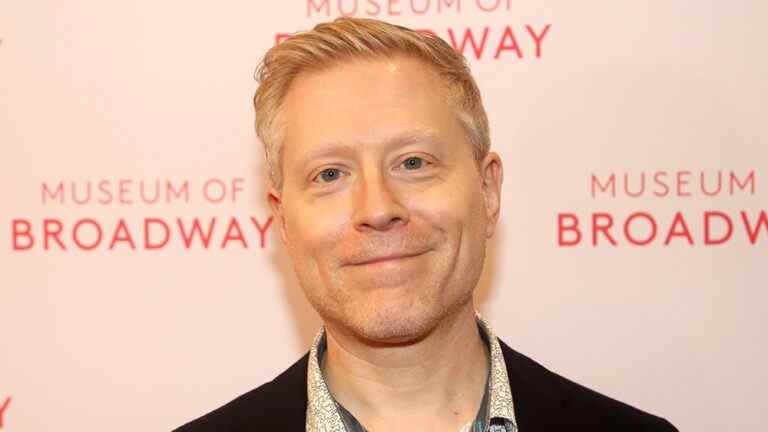 Anthony Rapp parle du procès de Kevin Spacey dans ses premiers commentaires depuis le procès : "Une salle d'audience n'est pas un espace sûr pour les traumatismes"
	
	
