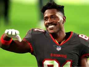 Antonio Brown des Buccaneers de Tampa Bay réagit alors qu'il quitte le terrain après un match contre les Rams de Los Angeles au Raymond James Stadium le 23 novembre 2020 à Tampa, en Floride.