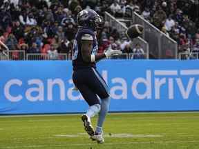 Le receveur éloigné des Argonauts DaVaris Daniels attrape une passe pour un touché contre les Alouettes de Montréal lors de la première moitié de la finale de l'Est 2022 au BMO Field.