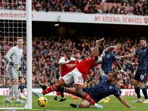 L'attaquant brésilien d'Arsenal Gabriel Jesus (C) ne parvient pas à atteindre un centre avec le but à sa merci lors du match de football de Premier League anglaise entre Arsenal et Nottingham Forest à l'Emirates Stadium de Londres le 30 octobre 2022.