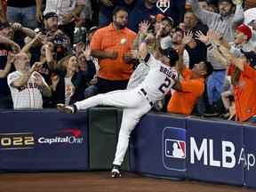 28 octobre 2022 ;  Houston, Texas, États-Unis ;  Le joueur de troisième but des Astros de Houston Alex Bregman (2) en action lors du premier match entre les Astros de Houston et les Phillies de Philadelphie de la Série mondiale 2022 au Minute Maid Park.