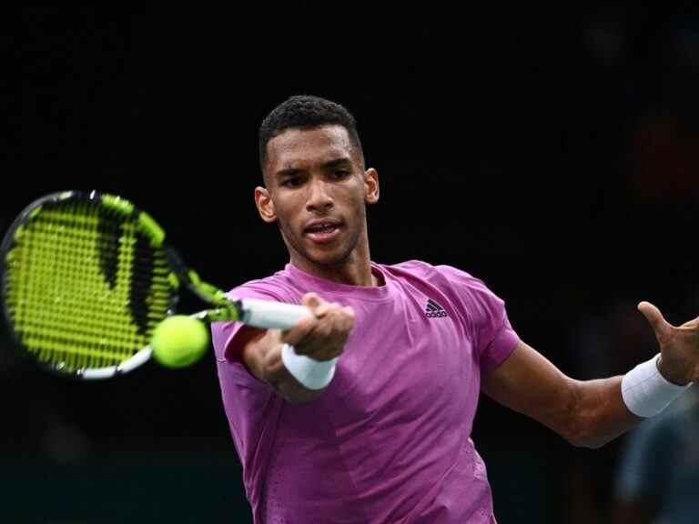 Auger-Aliassime bat le vétéran français Simon et se qualifie pour les quarts de finale à Paris