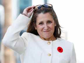 La vice-première ministre et ministre des Finances Chrystia Freeland arrive à une conférence de presse sur l'énoncé économique de l'automne à Ottawa, le 3 novembre 2022.