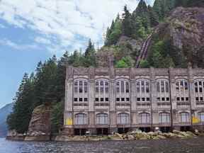 La plus récente des deux centrales électriques de Buntzen se trouve le long de la face escarpée de la rive est d'Indian Arm.