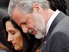 Le chef évangélique Jerry Falwell Jr. aurait joué à des jeux avec sa femme Becki dans lesquels ils classeraient les étudiants de la Liberty University avec lesquels ils voulaient le plus avoir des relations sexuelles, selon un étudiant qui prétendait avoir été intime avec Becki.